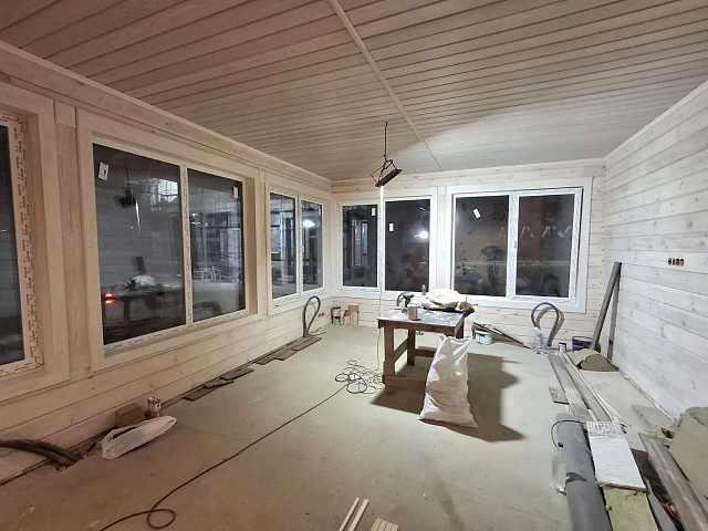 Установка ПВХ-окон в доме из двойного профилированного бруса: специальная обсада, усадочные зазоры и готовность к инженерным работам - эксперт  Шувое